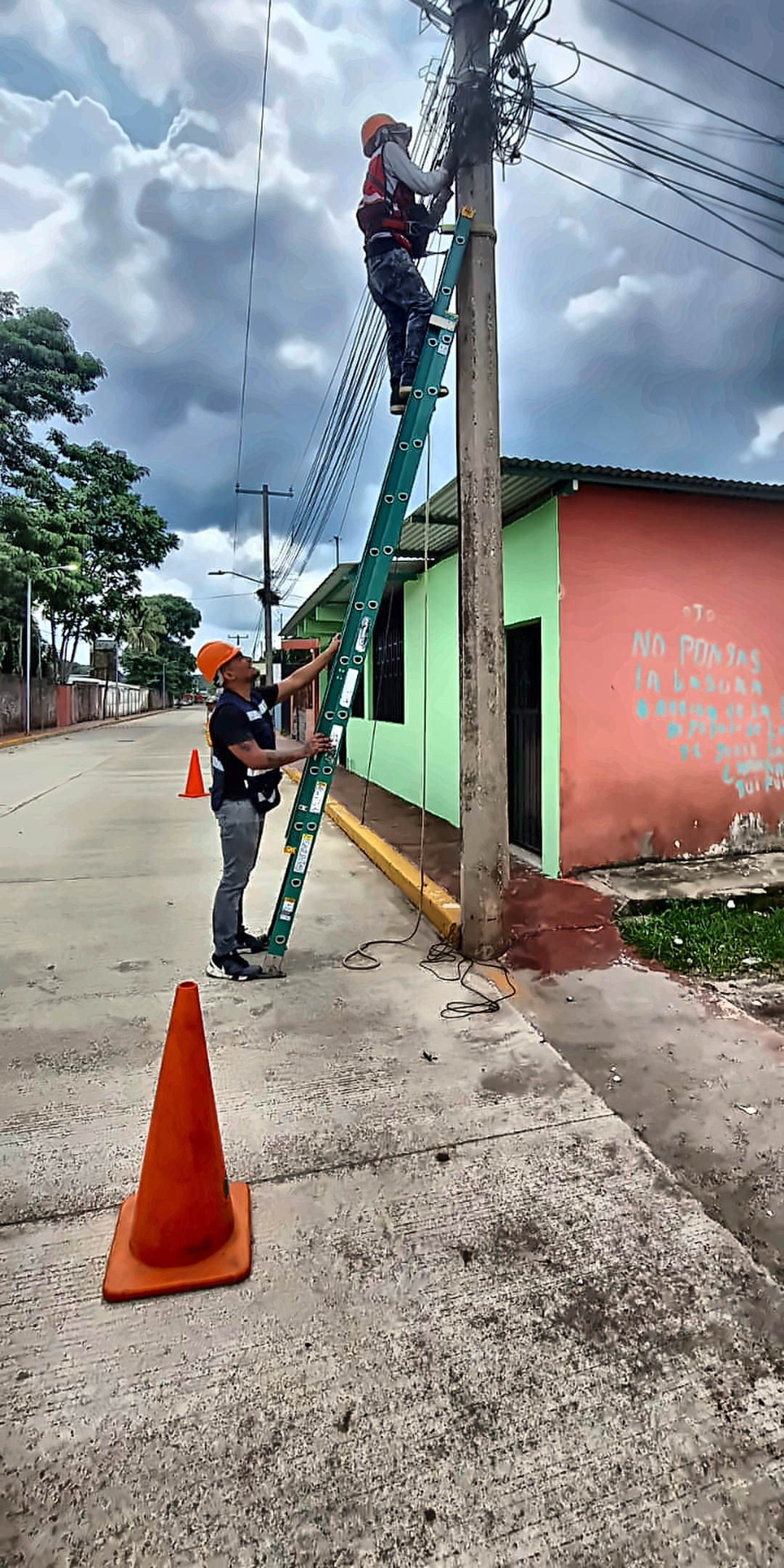 Técnico instalando fibra óptica 4Net